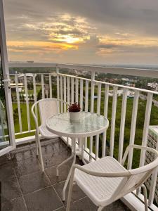 Un balcón o terraza en Casa Eloise - SMDC Wind Residences, Tagaytay 18 fotos más