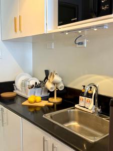 Una cocina o cocineta en Casa Eloise - SMDC Wind Residences, Tagaytay