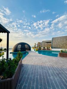 een zwembad op het dak van een gebouw bij Caspi Mayr in Baku