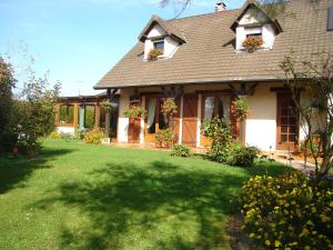 una casa con un patio con césped verde en Les Rendzines, en Nuisement-sur-Coole