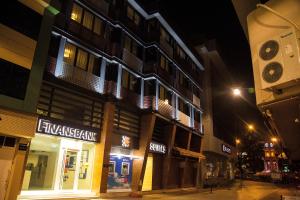 un edificio en una calle de la ciudad por la noche en Bursa Suites Apart Otel, en Bursa