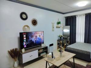 Μια τηλεόραση ή/και κέντρο ψυχαγωγίας στο Budget Staycation By Melanie +2 φωτογραφίες