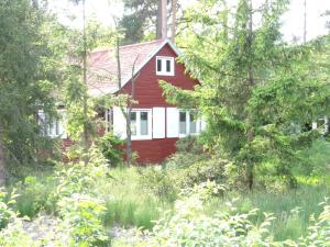 uma casa vermelha no meio da floresta em Schwedenhaus im Grünen em Oranienburg