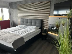 una camera da letto con un letto grande e una televisione di Studio Relax a Büsum Altre 7 foto