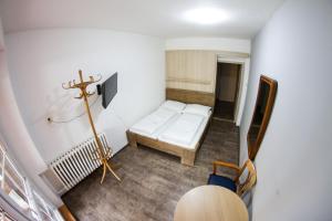 ein kleines Zimmer mit einer weißen Couch in einem Zimmer in der Unterkunft Pension Thaya in Znojmo