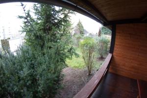 una ventana en una casa con vistas al jardín en Pension Thaya, en Znojmo