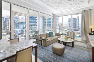 Una sala de estar con vista a una ciudad. en DoubleTree by Hilton Dubai Jumeirah Beach, en Dubái