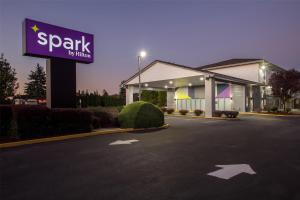 Un cartel de "Park by Rhythm" frente a un edificio en Spark by Hilton Kent Seattle, en Kent