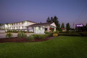 ケントにあるSpark by Hilton Kent Seattleの正面に看板がある大きな建物