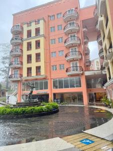 Un gran edificio con una fuente delante. en 2-Bedroom Ladera Suites, en Baguio