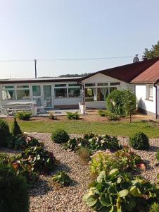 un giardino di fronte a una casa di Domek Agroturystyczny Doris a Stężyca