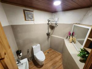 Imagen de la galería de Cozy Home - Mountain view in roof deck, en Baguio