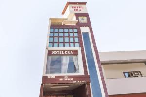 un bâtiment avec un panneau d'hôtel en haut dans l'établissement Hotel O Cra, à Hisār