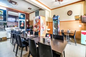 une salle à manger avec des tables et des chaises dans un restaurant dans l'établissement Hotel O Cra, à Hisār