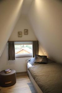 a small bedroom with a bed and a window at Ferienhaus Adlerhorst in Billerbeck
