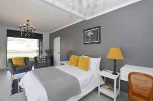 Un dormitorio con una cama con almohadas amarillas. en Mervue Studio, en Vosburg