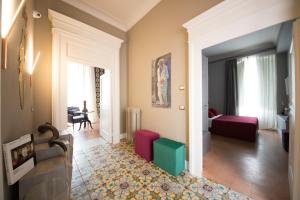 sala de estar con sofá y mesa en Palazzo Cannavina Suite & Private SPA, en Campobasso