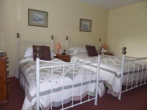um quarto com duas camas num quarto em Amalfi Bed and Breakfast em Dornoch