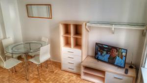 ウィーンにあるSobieski City Apartmentsのリビングルーム(テレビ、ガラスのテーブル付)