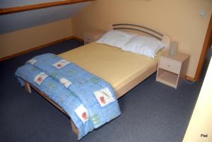 una camera da letto con un letto con un piumone blu di La Clé des Champs a Bertogne