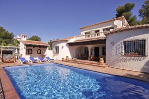 una piscina frente a una casa en Casa Costa Blanca, en Jávea