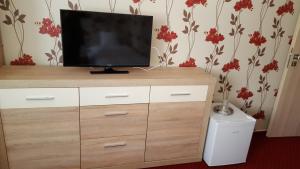 A television and/or entertainment centre at Penzión Galéria