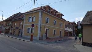 The surrounding neighborhood or a neighborhood close to a vendégházakat