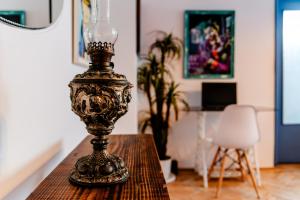un jarrón sentado en una mesa en una sala de estar en Central Art Boutique Apartment - Free Parking & Self Check-in, en Constanţa