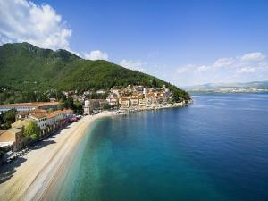 una vista aerea di una spiaggia con edifici e acqua di Liburana Apartment a Fiume (Rijeka)
