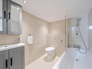 Koupelna v ubytování Pass the Keys Stunning flat in the heart of Camden + 28 fotografií