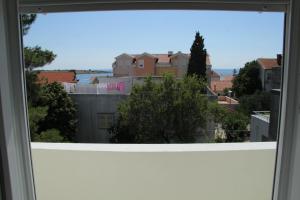 - une vue sur la ville depuis la fenêtre dans l'établissement Bed & Breakfast Novalja Inn, à Novalja