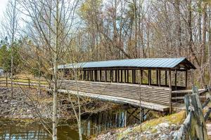 un puente de madera sobre un río en un bosque en Quality Inn Burkeville Hwy 360 & 460, en Burkeville