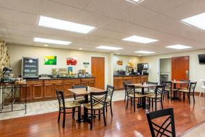 un comedor con mesas y sillas en una cafetería en Quality Inn Burkeville Hwy 360 & 460, en Burkeville
