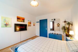 Postel nebo postele na pokoji v ubytování Central Art Apartment with Treasure Hunt, Free Parking & Self Check-In