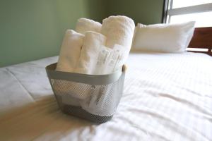 - Cesta con toallas en la cama en 抹茶庵伏見京都 Matcha-An Fushimi Kyoto, en Kioto