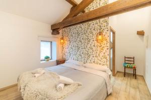Ένα ή περισσότερα κρεβάτια σε δωμάτιο στο Casa karrikaburu, acogedores apartamentos rodeados de naturaleza