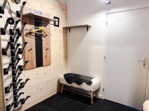 a dressing room with a bench and a rack of shoes at Résidence Alpine Loft - Appartement 3 Pièces + cabine 6 pers- HAUT DE GAMME - ALPINE LOFT -04ALPI - PLAGNE CENTRE MAE-3331 in La Plagne Tarentaise