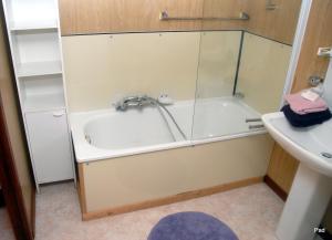 e bagno con doccia e vasca accanto a un lavandino. di La Clé des Champs a Bertogne