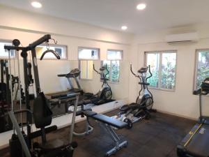 een fitnessruimte met diverse hometrainers in een kamer bij Spacious Condo with Pool View in Anjuna