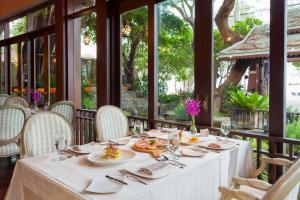 Restoran atau tempat lain untuk makan di Raya Resort Beach front - The Most Green Resort in Cha-am