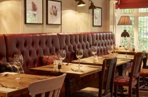 Dartbridge Inn by Greene King Inns的休息区