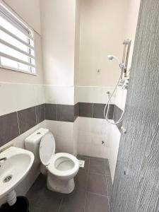 un baño con inodoro y lavabo en Harry Potter Homestay Cameron Highlands, en Tanah Rata 6 fotos más