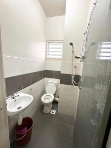 un baño con inodoro y lavabo en Harry Potter Homestay Cameron Highlands, en Tanah Rata