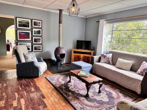 un salon avec un canapé et une table dans l'établissement Fish Eagle Cottage,  7 autres photos