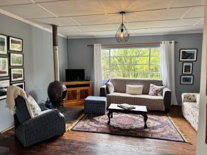 un salon avec un canapé et une table dans l'établissement Fish Eagle Cottage, 