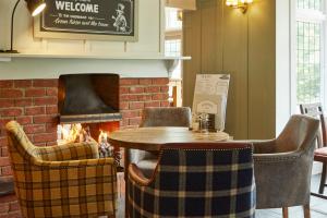 Dartbridge Inn by Greene King Inns的休息区