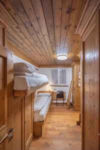 a room with two bunk beds and a desk at Casa Bucaneve 2, confortevole a due passi dal centro in Cojana