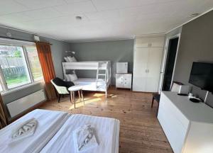 TV a/nebo společenská místnost v ubytování Tofta Stugan