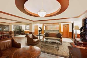 Posezení v ubytování Super 8 by Wyndham Corpus Christi Northwest