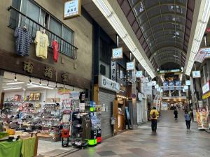 Σούπερ μάρκετ ή άλλα καταστήματα σε αυτό το ξενοδοχείο ή εκεί κοντά